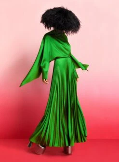 The Henley Skirt In Bright Green -Paramount Dresses Store 220408 SolaceLondon RS23 20 005 R2 57d9cbb4 71ab 4f69 bbde 0826738ae23b